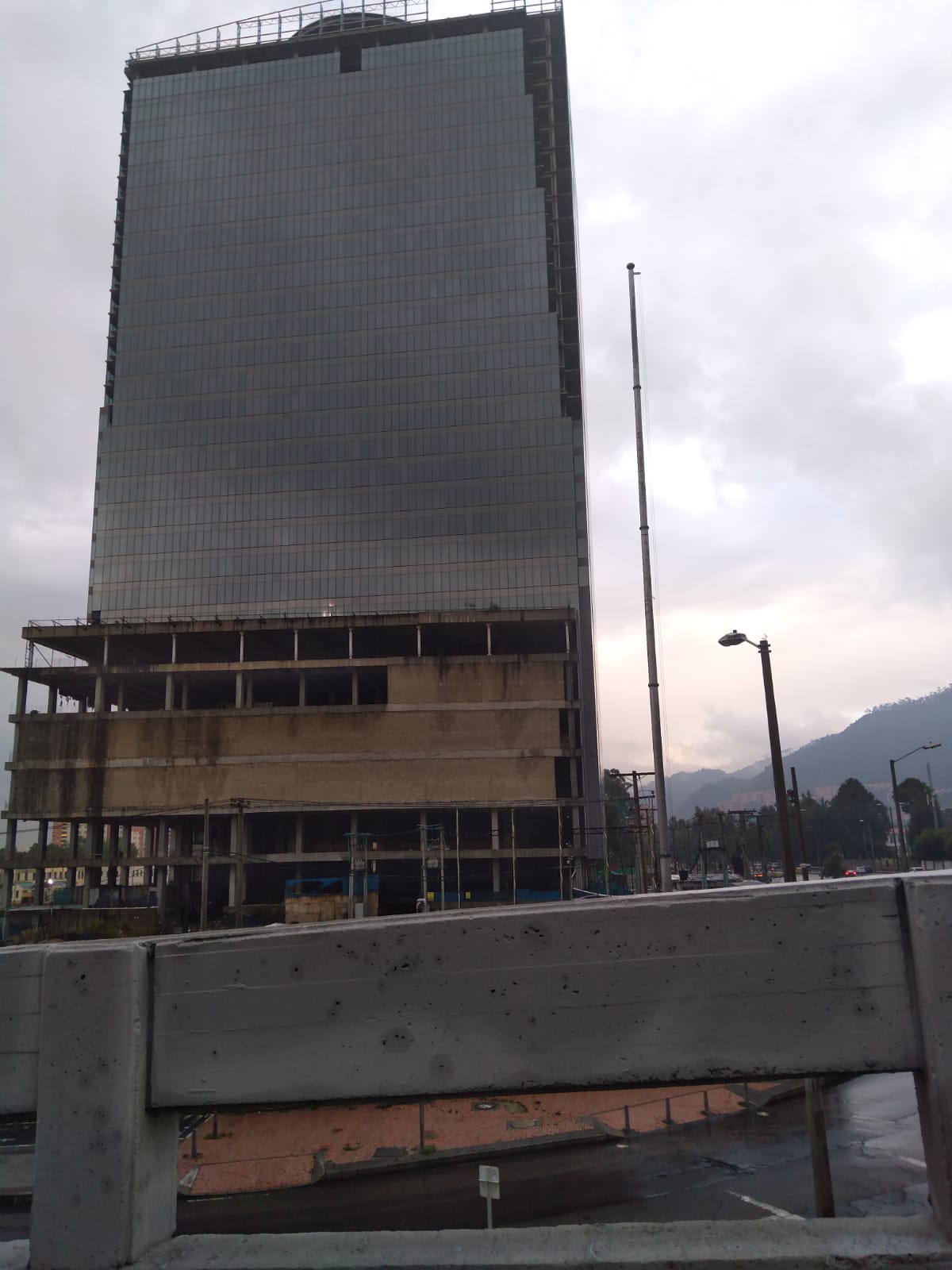 Asqueroso edificio en la 100